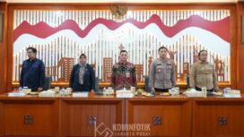 Sekretaris Kota (Sekko) Administrasi Jakarta Pusat Denny Ramdany  (tengah) saat menghadiri Pertemuan    Forum Komunikasi Pimpinan Kota (Forkopimko)  bbersama UKPD dan Mitra Pemkot Jakpus (Foto : Diskominfotik)