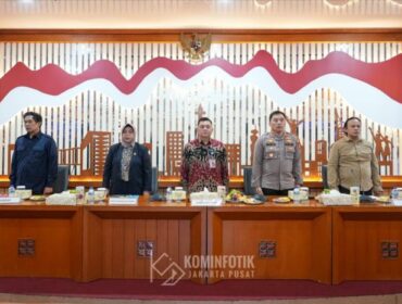 Sekretaris Kota (Sekko) Administrasi Jakarta Pusat Denny Ramdany  (tengah) saat menghadiri Pertemuan    Forum Komunikasi Pimpinan Kota (Forkopimko)  bbersama UKPD dan Mitra Pemkot Jakpus (Foto : Diskominfotik)