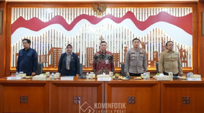 Sekretaris Kota (Sekko) Administrasi Jakarta Pusat Denny Ramdany  (tengah) saat menghadiri Pertemuan    Forum Komunikasi Pimpinan Kota (Forkopimko)  bbersama UKPD dan Mitra Pemkot Jakpus (Foto : Diskominfotik)
