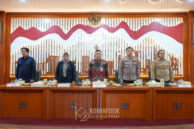 
Sekretaris Kota (Sekko) Administrasi Jakarta Pusat Denny Ramdany  (tengah) saat menghadiri Pertemuan    Forum Komunikasi Pimpinan Kota (Forkopimko)  bbersama UKPD dan Mitra Pemkot Jakpus (Foto : Diskominfotik)