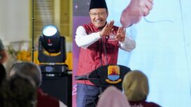 Menteri Sosial Saifullah Yusuf saat memberikan arahan dalam acara Dialog Pilar-Pilar Sosial di Pendopo Bupati Cirebon, Jawa Barat, Rabu (13/8/2025). (Foto : Humas Kemensos) 
