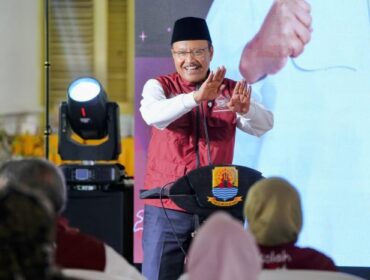 Menteri Sosial Saifullah Yusuf saat memberikan arahan dalam acara Dialog Pilar-Pilar Sosial di Pendopo Bupati Cirebon, Jawa Barat, Rabu (13/8/2025). (Foto : Humas Kemensos) 
