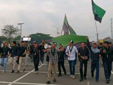 HMI Cabang Serang saat melakukan orasi. (Foto: Istimewa)