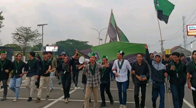 HMI Cabang Serang saat melakukan orasi. (Foto: Istimewa)