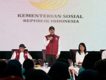  Menteri Sosial Saifullah Yusuf saat meberikan sambutan dalam acara makan malam bersama siswa Sekolah Rakyat Menengah Pertama (SRMP) 9 Kota Bandung, Sabtu (9/8/2025). (Foto : Humas Kemensos)

