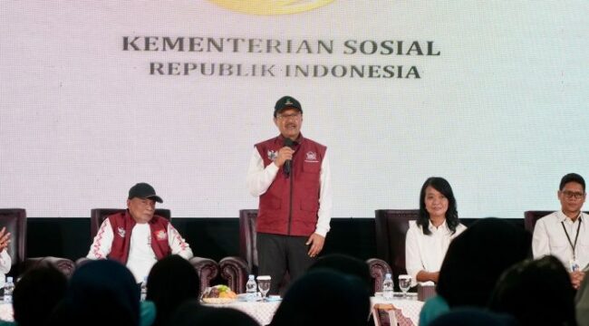  Menteri Sosial Saifullah Yusuf saat meberikan sambutan dalam acara makan malam bersama siswa Sekolah Rakyat Menengah Pertama (SRMP) 9 Kota Bandung, Sabtu (9/8/2025). (Foto : Humas Kemensos)
