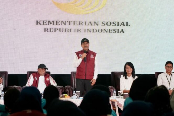 
Menteri Sosial Saifullah Yusuf saat meberikan sambutan dalam acara makan malam bersama siswa Sekolah Rakyat Menengah Pertama (SRMP) 9 Kota Bandung, Sabtu (9/8/2025). (Foto : Humas Kemensos)
