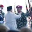 Letnan Jenderal TNI (Mar) Dr Endi Supardi, S.E. saat disematkan pangkat oleh Presiden Prabowo Subianto .(Foto : Humas Korps Marinir)