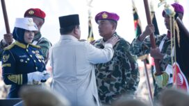 Letnan Jenderal TNI (Mar) Dr Endi Supardi, S.E. saat disematkan pangkat oleh Presiden Prabowo Subianto .(Foto : Humas Korps Marinir)