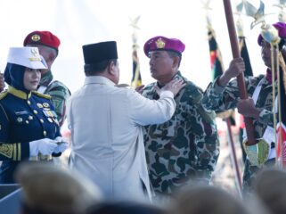 Letnan Jenderal TNI (Mar) Dr Endi Supardi, S.E. saat disematkan pangkat oleh Presiden Prabowo Subianto .(Foto : Humas Korps Marinir)