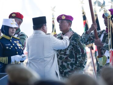 Letnan Jenderal TNI (Mar) Dr Endi Supardi, S.E. saat disematkan pangkat oleh Presiden Prabowo Subianto .(Foto : Humas Korps Marinir)