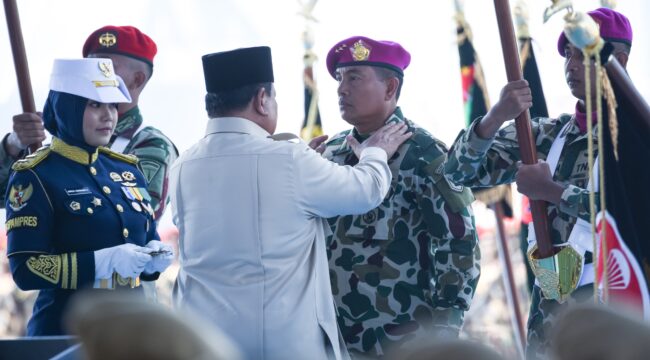 Letnan Jenderal TNI (Mar) Dr Endi Supardi, S.E. saat disematkan pangkat oleh Presiden Prabowo Subianto .(Foto : Humas Korps Marinir)