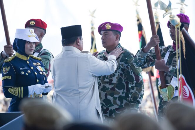 
Letnan Jenderal TNI (Mar) Dr Endi Supardi, S.E. saat disematkan pangkat oleh Presiden Prabowo Subianto .(Foto : Humas Korps Marinir)