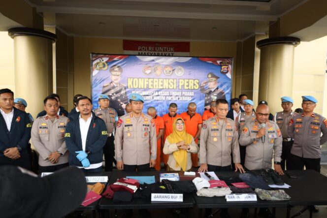 
Polres Serang Resmi Tetapkan 5 Tersangka Kasus Pengeroyokan Wartawan dan Humas KLH