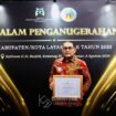 Wali Kota Administrasi Jakarta Pusat Arifin saatr menerima piagam penghargaan dari Kementerian Pemberdayaan Perempuan dan Perlindungan Anak (PPPA) Republik Indonesia terkait Kota Layak Anak (KLA). (Foto: Kominfotik Pemkot Jakpus). 