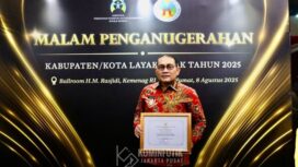 Wali Kota Administrasi Jakarta Pusat Arifin saatr menerima piagam penghargaan dari Kementerian Pemberdayaan Perempuan dan Perlindungan Anak (PPPA) Republik Indonesia terkait Kota Layak Anak (KLA). (Foto: Kominfotik Pemkot Jakpus). 