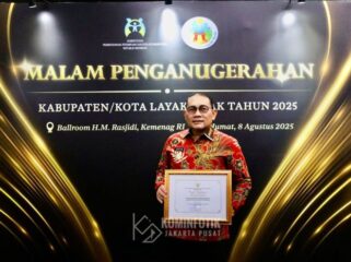 Wali Kota Administrasi Jakarta Pusat Arifin saatr menerima piagam penghargaan dari Kementerian Pemberdayaan Perempuan dan Perlindungan Anak (PPPA) Republik Indonesia terkait Kota Layak Anak (KLA). (Foto: Kominfotik Pemkot Jakpus). 