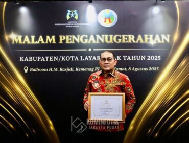 Wali Kota Administrasi Jakarta Pusat Arifin saatr menerima piagam penghargaan dari Kementerian Pemberdayaan Perempuan dan Perlindungan Anak (PPPA) Republik Indonesia terkait Kota Layak Anak (KLA). (Foto: Kominfotik Pemkot Jakpus). 