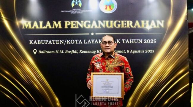 Wali Kota Administrasi Jakarta Pusat Arifin saatr menerima piagam penghargaan dari Kementerian Pemberdayaan Perempuan dan Perlindungan Anak (PPPA) Republik Indonesia terkait Kota Layak Anak (KLA). (Foto: Kominfotik Pemkot Jakpus). 