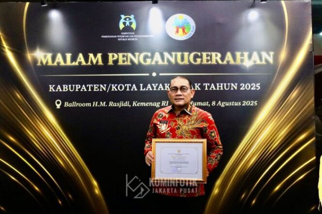
Wali Kota Administrasi Jakarta Pusat Arifin saatr menerima piagam penghargaan dari Kementerian Pemberdayaan Perempuan dan Perlindungan Anak (PPPA) Republik Indonesia terkait Kota Layak Anak (KLA). (Foto: Kominfotik Pemkot Jakpus). 