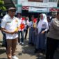 Karang Taruna dan Pelajar SMAN 1 Tangsel Bagikan Seribu Bendera Merah Putih di Ciputat