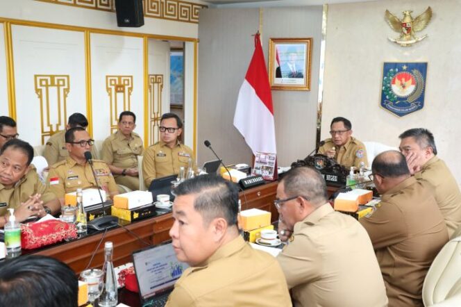
Mendagri Tito Karnavian saat memimpin rapat bersama jajaran Kemendagri dan BNPP. (Foto : Kemendagri)