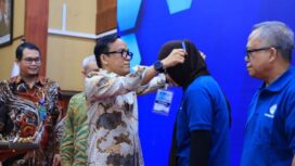 Wakil Menteri Ketenagakerjaan, Immanuel Ebenezer Gerungan saat mengalungkan tanda pengenal Layanan kewirausahaan 2025 (Foto : Humas Kemnaker)