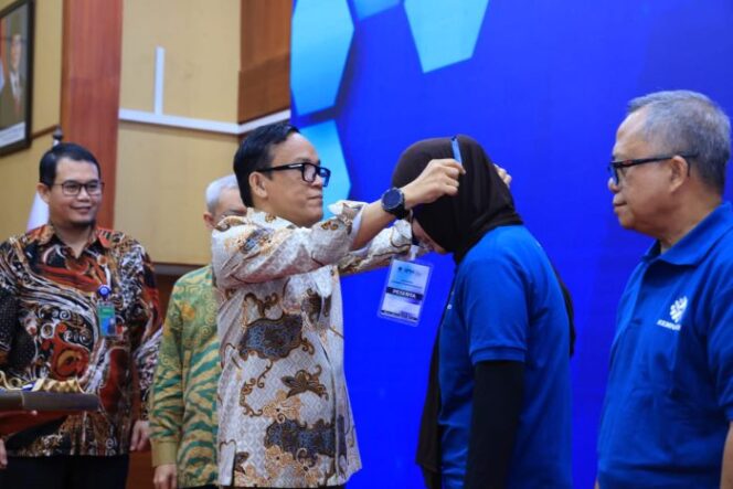 
					Wakil Menteri Ketenagakerjaan, Immanuel Ebenezer Gerungan saat mengalungkan tanda pengenal Layanan kewirausahaan 2025 (Foto : Humas Kemnaker)