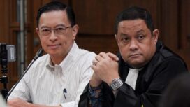 Tom Lembong bersama kuasa hukumnya, Ari Yusuf Amir, saat menjalani sidang kakus korupsi impor gula (Foto: 1st)