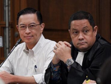 Tom Lembong bersama kuasa hukumnya, Ari Yusuf Amir, saat menjalani sidang kakus korupsi impor gula (Foto: 1st)