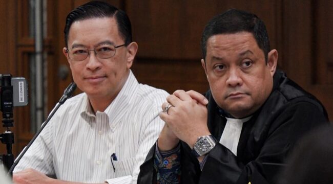 Tom Lembong bersama kuasa hukumnya, Ari Yusuf Amir, saat menjalani sidang kakus korupsi impor gula (Foto: 1st)