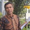 BK, Pengelola hotel di Tangerang saat membacakan surat somasi yang dilayangkan LMKN. (Foto: 1st)