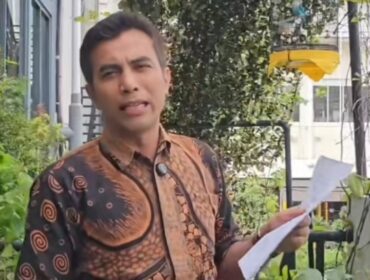 BK, Pengelola hotel di Tangerang saat membacakan surat somasi yang dilayangkan LMKN. (Foto: 1st)