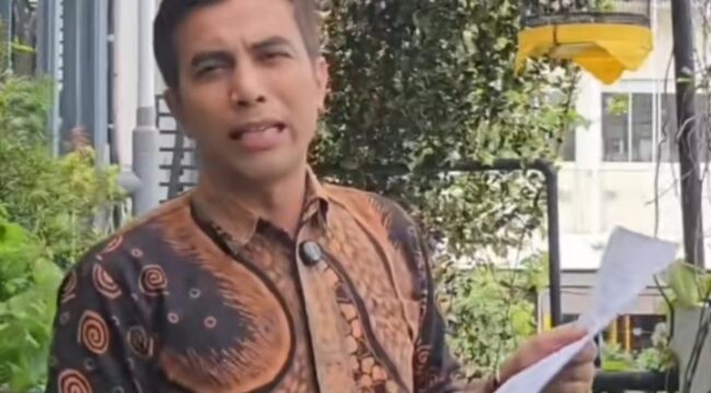 BK, Pengelola hotel di Tangerang saat membacakan surat somasi yang dilayangkan LMKN. (Foto: 1st)
