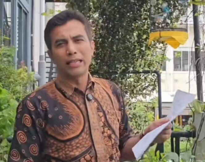 
BK, Pengelola hotel di Tangerang saat membacakan surat somasi yang dilayangkan LMKN. (Foto: 1st)