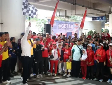 Bupati Tangerang, Moch Maesyal Rasyid, membuka acara jalan sehat di kawasan Park & Ride Intermoda BSD, Kecamatan Cisauk, Sabtu (2/8/2025). (Foto: Kominfo)