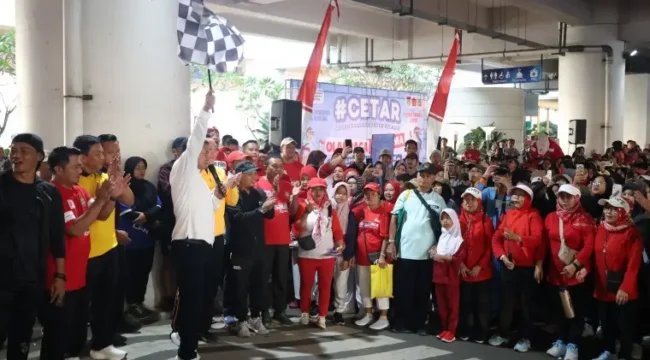 Bupati Tangerang, Moch Maesyal Rasyid, membuka acara jalan sehat di kawasan Park & Ride Intermoda BSD, Kecamatan Cisauk, Sabtu (2/8/2025). (Foto: Kominfo)