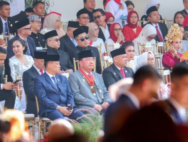 Menteri Koordinator Bidang Politik dan Keamanan (Menko Polkam) Jenderal (Purn.) Prof. Dr. Budi Gunawan di tengah-tengah tamu undanga n saat menghadiri peringatan HUT RI ke 80.. (Foto : Humas Kemenko Polkam)