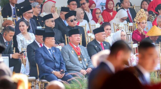Menteri Koordinator Bidang Politik dan Keamanan (Menko Polkam) Jenderal (Purn.) Prof. Dr. Budi Gunawan di tengah-tengah tamu undanga n saat menghadiri peringatan HUT RI ke 80.. (Foto : Humas Kemenko Polkam)
