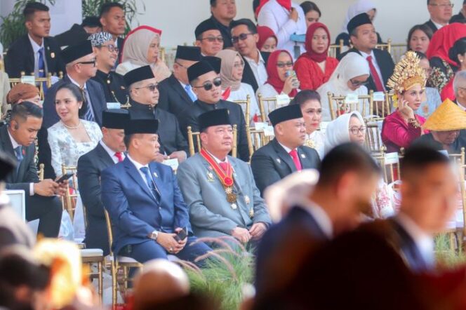 
Menteri Koordinator Bidang Politik dan Keamanan (Menko Polkam) Jenderal (Purn.) Prof. Dr. Budi Gunawan di tengah-tengah tamu undanga n saat menghadiri peringatan HUT RI ke 80.. (Foto : Humas Kemenko Polkam)