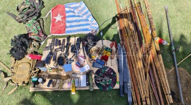 Sejumlah barang bukti yang berhasil di sita Satgas Koops Habema. (Foto' Puspen TNI)