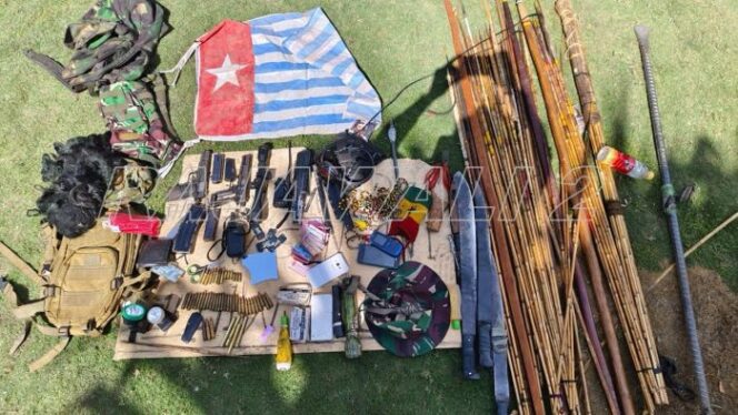 
Sejumlah barang bukti yang berhasil di sita Satgas Koops Habema. (Foto' Puspen TNI)