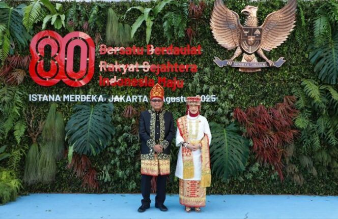 
Menteri Pendayagunaan Aparatur Negara dan Reformasi Birokrasi (PANRB) Rini Widyantini saat mengahadiri peringatan HUT RI ke 80 di istana Negara Jakarta. (Foto : Humas Kemen PAN RB)