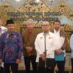 Kepala PPATK Ivan Yustiviandana didampingi Menteri Sosial  Saifullah Yusuf saat memberikan keterangan kepada awak media usai rapat  dengan Mensos. ( Foto : Kemensos)