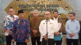 Kepala PPATK Ivan Yustiviandana didampingi Menteri Sosial  Saifullah Yusuf saat memberikan keterangan kepada awak media usai rapat  dengan Mensos. ( Foto : Kemensos)