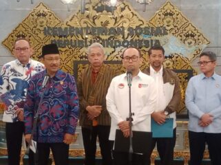 Kepala PPATK Ivan Yustiviandana didampingi Menteri Sosial  Saifullah Yusuf saat memberikan keterangan kepada awak media usai rapat  dengan Mensos. ( Foto : Kemensos)