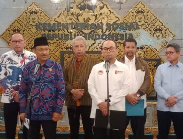 Kepala PPATK Ivan Yustiviandana didampingi Menteri Sosial  Saifullah Yusuf saat memberikan keterangan kepada awak media usai rapat  dengan Mensos. ( Foto : Kemensos)