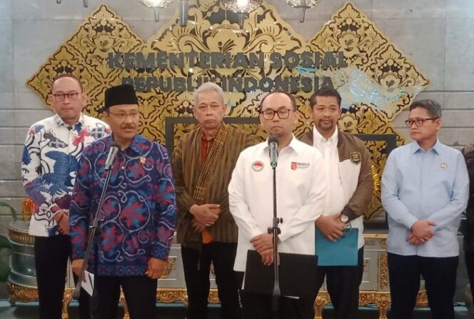 
					Kepala PPATK Ivan Yustiviandana didampingi Menteri Sosial  Saifullah Yusuf saat memberikan keterangan kepada awak media usai rapat  dengan Mensos. ( Foto : Kemensos)