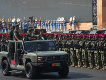 Panglima TNI Jenderal TNI Agus Subiyanto saat meninjau langsung pelaksanaan Gladi Upacara Gelar Pasukan Operasional dan Kehormatan Militer di Lanud Suparlan, Pusdiklatpassus Kopassus, Batujajar, Bandung, Jawa Barat,. (Foto : Puspen TNI)