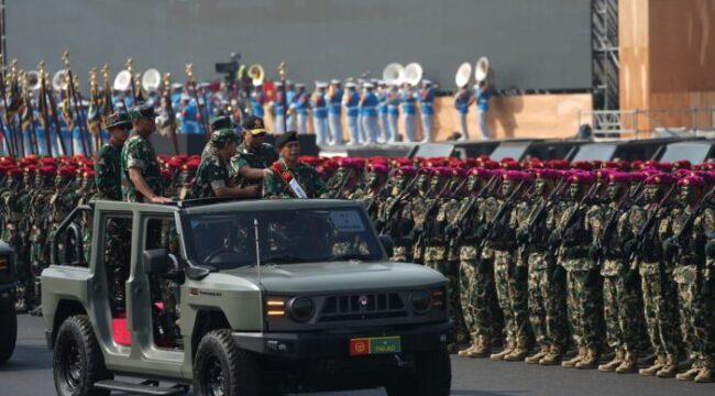 Panglima TNI Jenderal TNI Agus Subiyanto saat meninjau langsung pelaksanaan Gladi Upacara Gelar Pasukan Operasional dan Kehormatan Militer di Lanud Suparlan, Pusdiklatpassus Kopassus, Batujajar, Bandung, Jawa Barat,. (Foto : Puspen TNI)